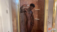 GayHoopla Quentin Parker showering with that meat