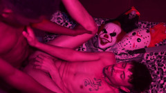 Antes de irem a festa de Halloween  amigos acabaram transando | Download from Files Monster